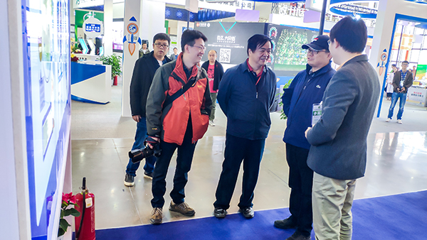 赵副市长(右二)郭局长(右三)马处长(右四)